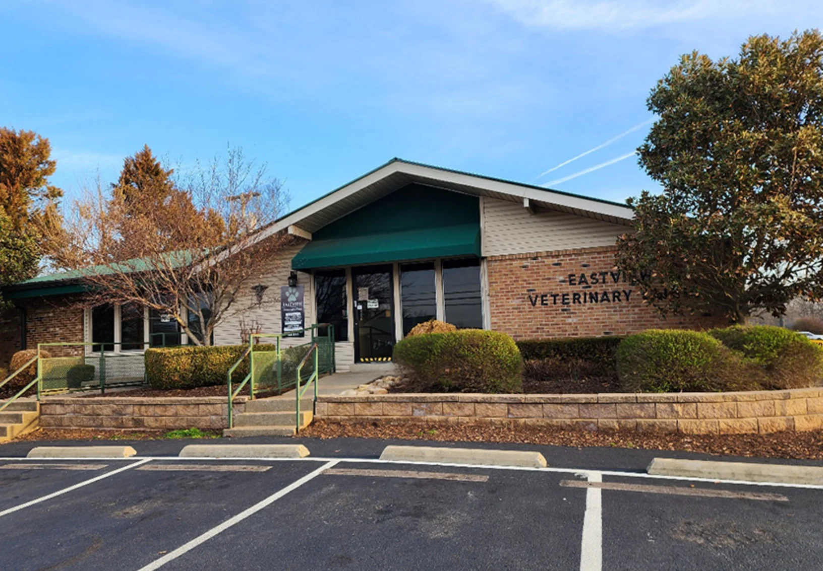 Exterior view of Eastview Veterinary Clinic in Clarksville, TN